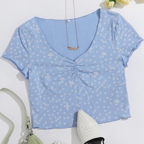 SHEIN Tops - SHEIN Women’s Blue & White V-Neck Lettuce Trim Tee Size Small